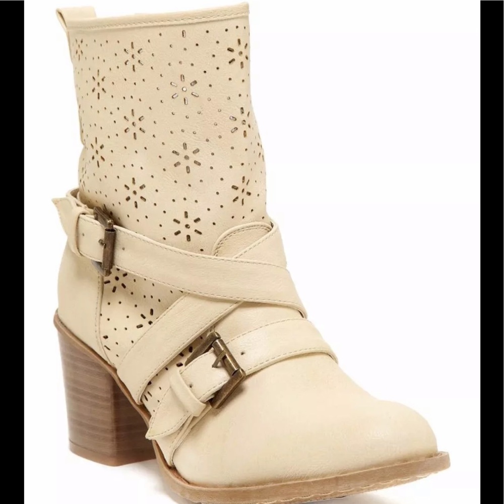 Bucco "Kris" Cream Lace Cut Boot Size 8M